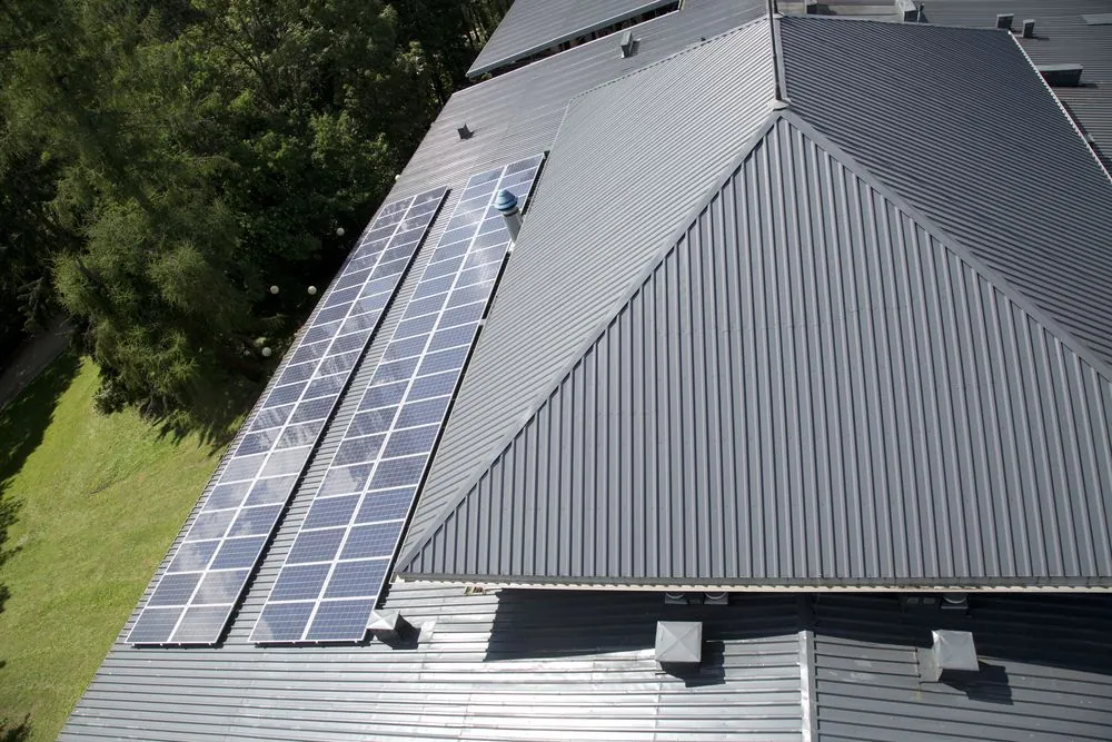 Metal roof in Cairns after high-pressure cleaning and spraying